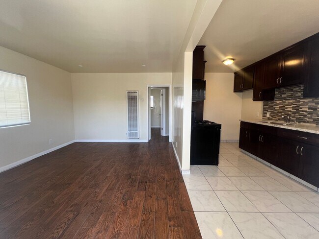 1535 W 80th St in Los Angeles, CA - Building Photo - Building Photo
