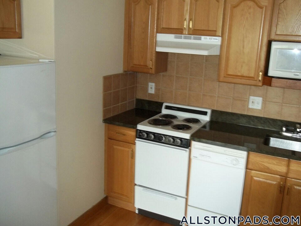1110 Commonwealth Ave in Boston, MA - Building Photo