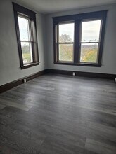 37 Clinton Ave, Unit 5R in Holyoke, MA - Building Photo - Building Photo