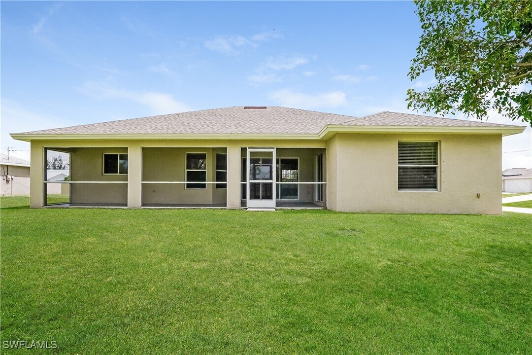 1100 NW 21st Ave in Cape Coral, FL - Building Photo