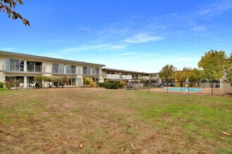 Olympic Villa Apartments in Eugene, OR - Foto de edificio - Building Photo