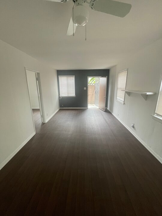 8033 Rosecrans Ave in Paramount, CA - Building Photo