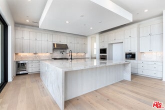 11770 Hillsborough Ln in Los Angeles, CA - Building Photo - Building Photo