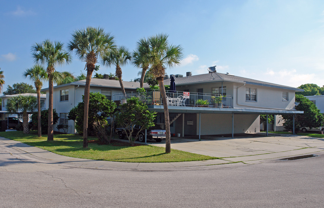 621 Sally Ln in Clearwater, FL - Foto de edificio