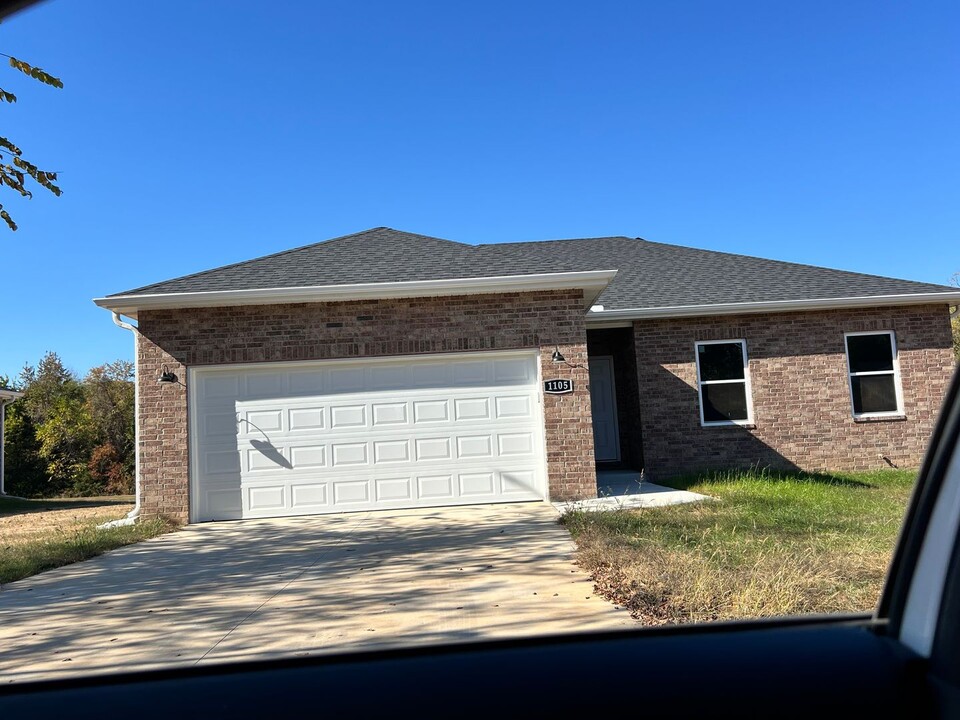 1105 S Mission Ave in Bolivar, MO - Foto de edificio