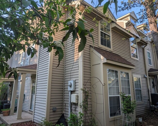 14449 Gringsby Ct in Centreville, VA - Building Photo - Building Photo