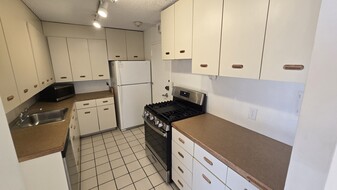 77 Pond Ave, Unit 606 Apartamentos