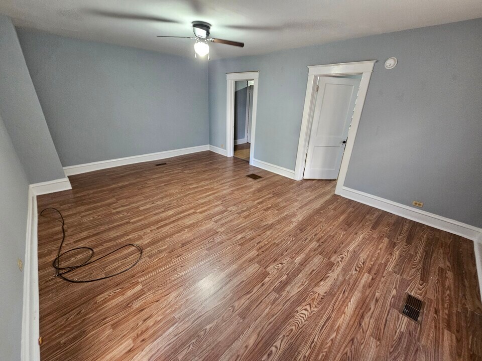 430 W Clinton St, Unit B in Elmira, NY - Building Photo