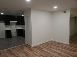 8517 Cedros Ave, Unit Unit 07 in Los Angeles, CA - Foto de edificio - Building Photo