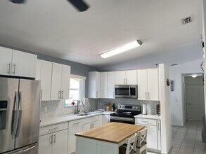 7027 W 33rd Ln in Hialeah, FL - Building Photo - Building Photo