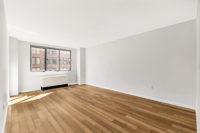 308 E 38th St in New York, NY - Building Photo - Building Photo