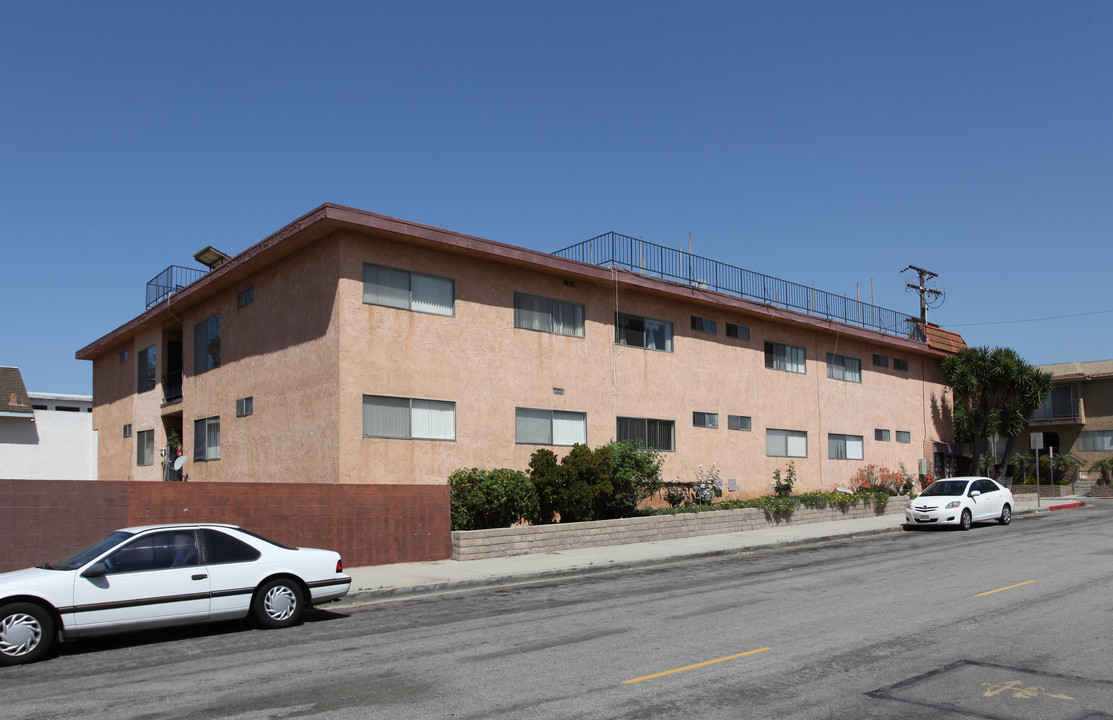 Sea breeze in Redondo Beach, CA - Building Photo