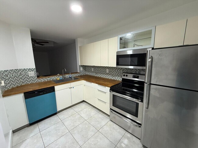 14111 SW 121st Pl in Miami, FL - Building Photo - Building Photo