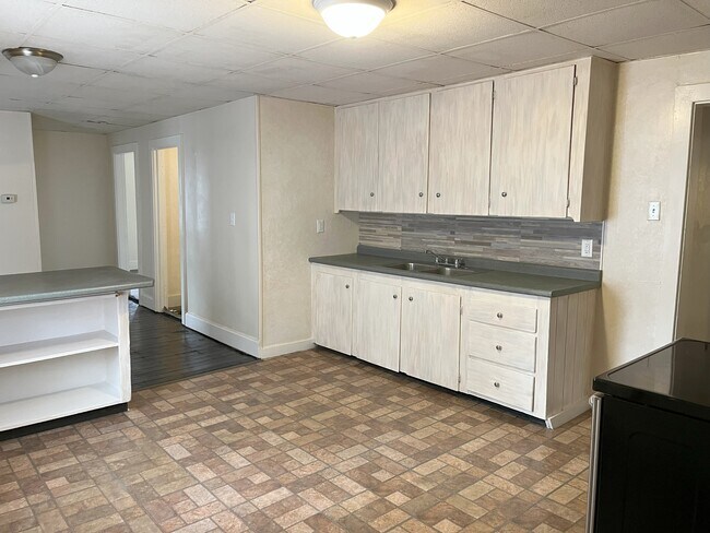 213 Brown St, Unit 1st Floor Apt in Westbrook, ME - Building Photo - Building Photo