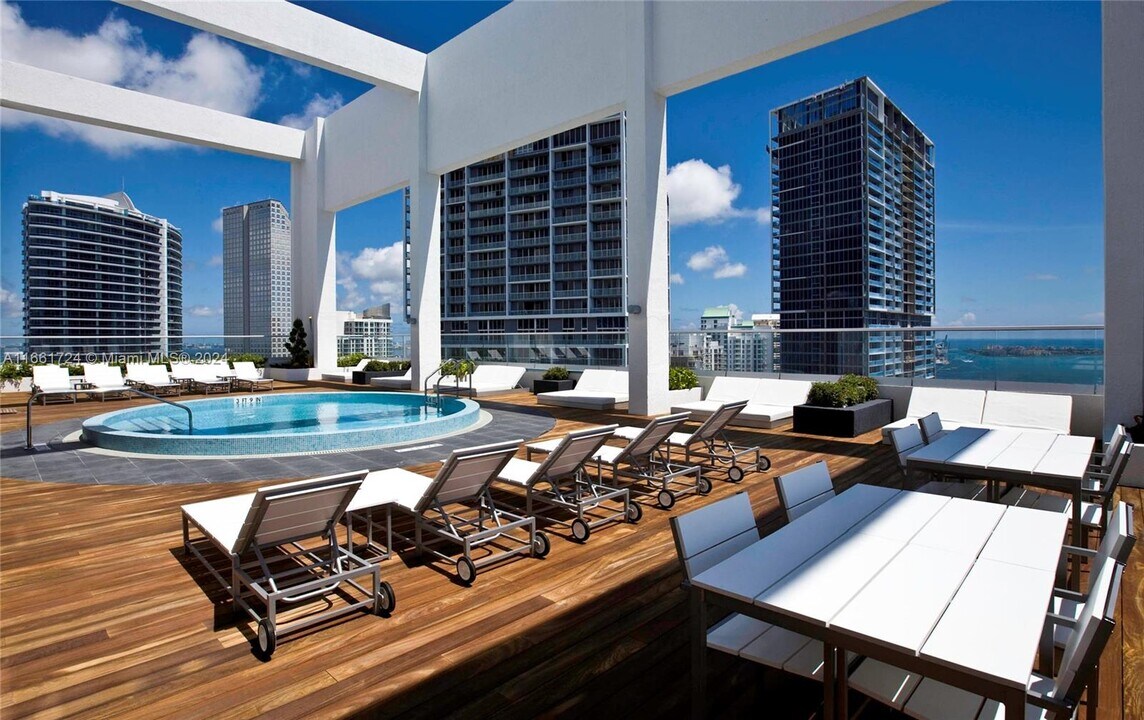 500 Brickell Ave, Unit 2106 in Miami, FL - Building Photo