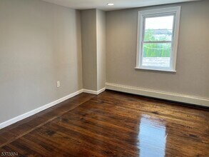 10 Humbert St in Nutley, NJ - Building Photo - Building Photo