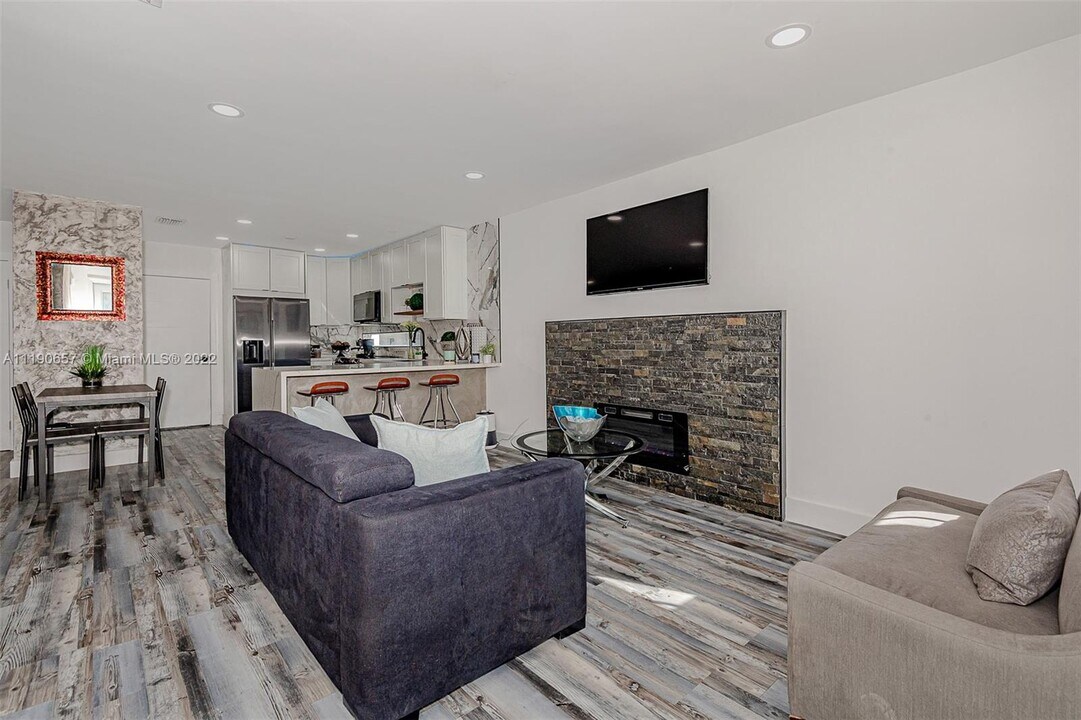 2425 SW 26th Ln-Unit -A in Miami, FL - Foto de edificio