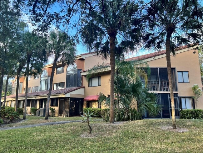 15525 N Miami Lakeway in Miami Lakes, FL - Foto de edificio - Building Photo