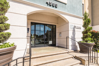 Plaza at Sherman Oaks in Sherman Oaks, CA - Foto de edificio - Building Photo