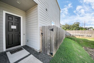 8821 Hollister Pine Ct in Houston, TX - Foto de edificio - Building Photo