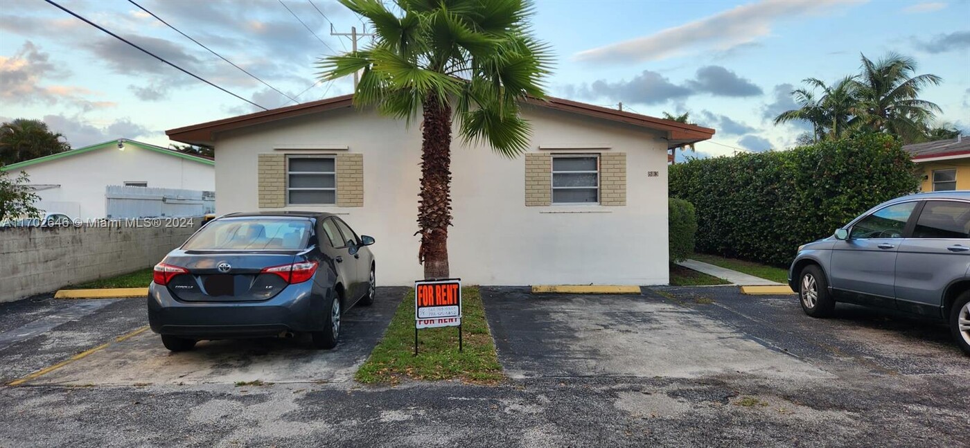 813 SW 7th Ave in Hallandale Beach, FL - Building Photo