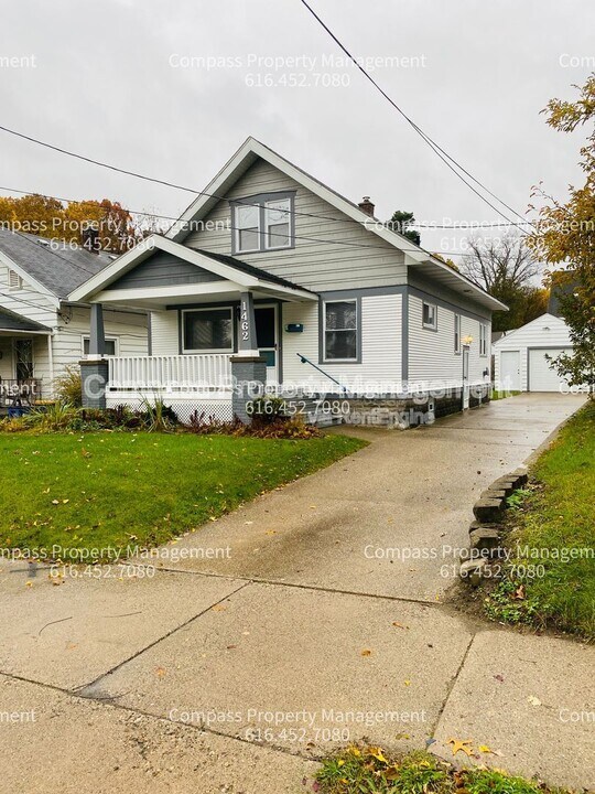 1462 Walker Ave NW in Grand Rapids, MI - Building Photo