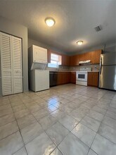 471 E 13th St, Unit 471A in Hialeah, FL - Foto de edificio - Building Photo