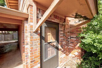 8102 Ceberry Dr in Austin, TX - Foto de edificio - Building Photo