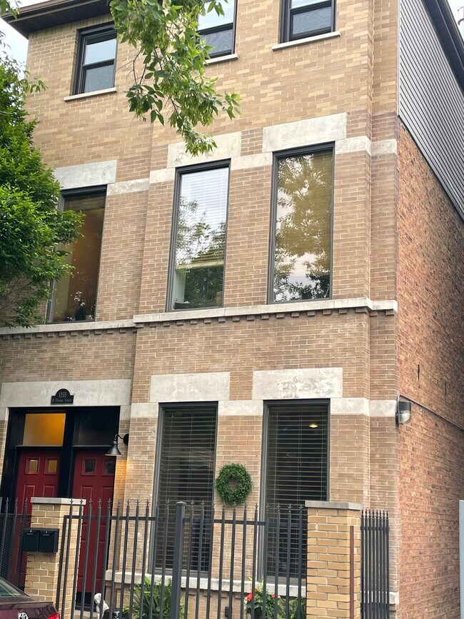 1255 N Honore St, Unit Honore in Chicago, IL - Building Photo - Building Photo