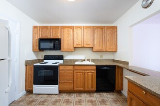 28 Custer St, Unit #1 in Boston, MA - Foto de edificio - Building Photo
