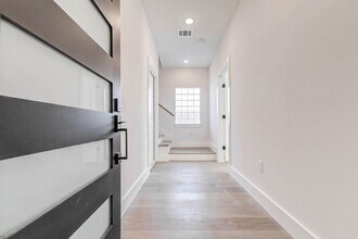 5634 Dolores St in Houston, TX - Foto de edificio - Building Photo