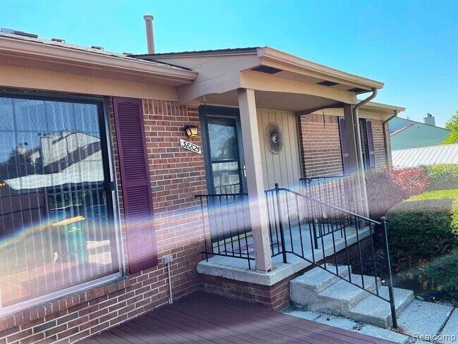 38825 Country Cir in Farmington Hills, MI - Building Photo - Building Photo