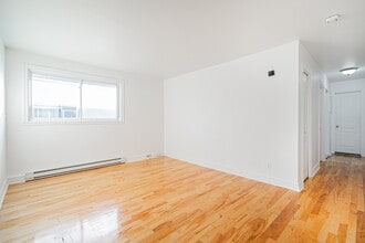 4041 Rue Forest in Montréal, QC - Building Photo - Building Photo