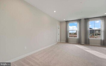 42627 Burbank Terrace in Sterling, VA - Building Photo - Building Photo