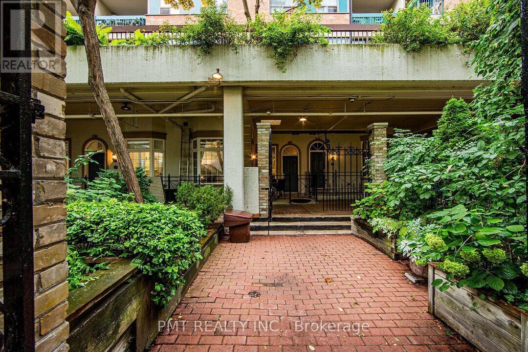 71-171 McCaul St in Toronto, ON - Building Photo