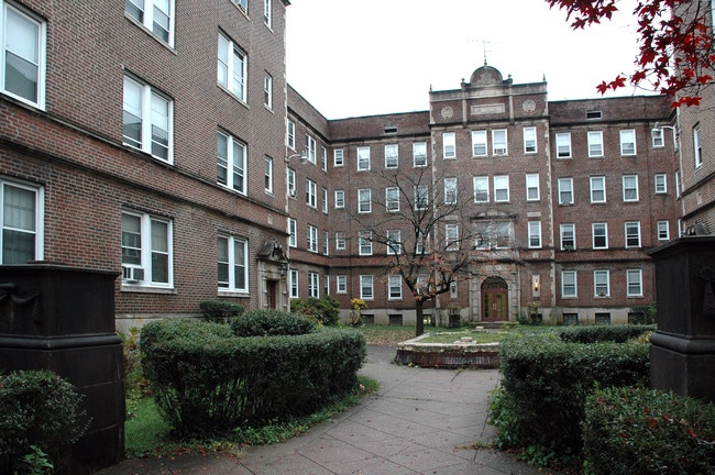 Wayne Manor Apartments in Philadelphia, PA - Building Photo - Building Photo