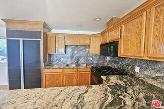 22040 Wyandotte St in Los Angeles, CA - Building Photo - Building Photo