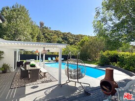 4327 Cezanne Ave in Los Angeles, CA - Building Photo