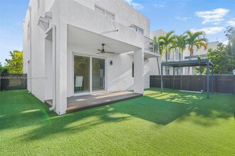 10373 NW 68th Ter in Doral, FL - Building Photo - Building Photo