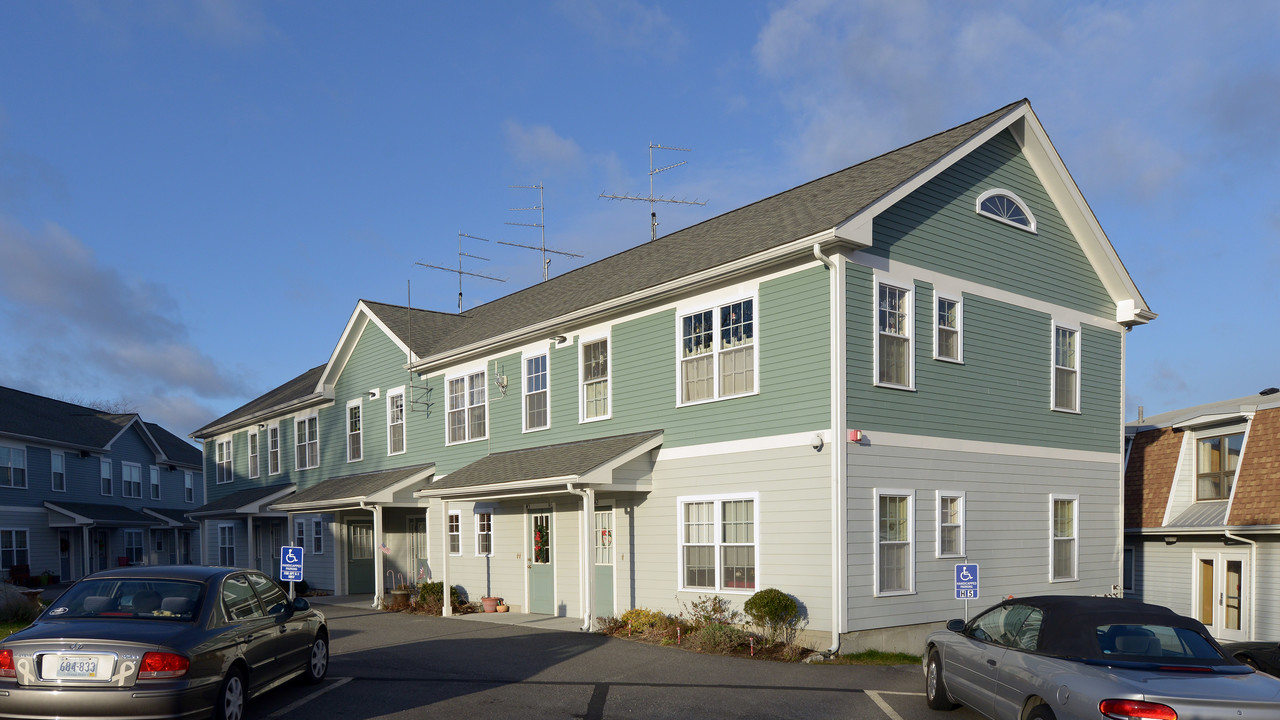 Quaker Estates in Portsmouth, RI - Building Photo