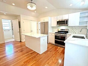 32 Salisbury Rd in Newton, MA - Foto de edificio - Building Photo