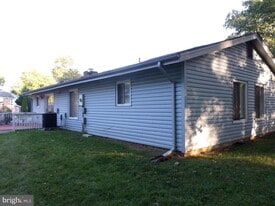 307 Newman Ct in Sterling, VA - Building Photo