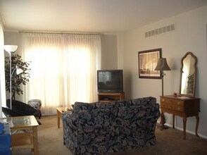 2680 Roundtree Dr in Troy, MI - Building Photo - Building Photo