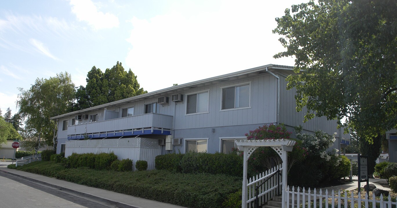 Paramount Arms Apartments in Concord, CA - Building Photo