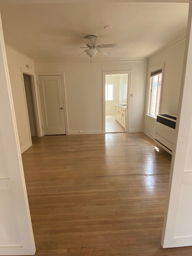 4534 W 11th Pl, Unit 4534 in Los Angeles, CA - Building Photo - Building Photo
