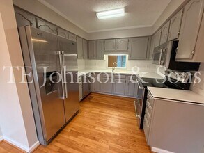 201 Ridgehaven Dr in Winston-Salem, NC - Building Photo - Building Photo