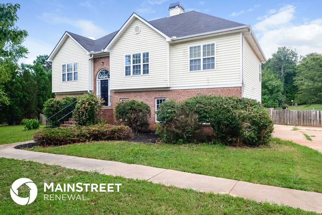 144 Leguin Forest Dr in Locust Grove, GA - Foto de edificio