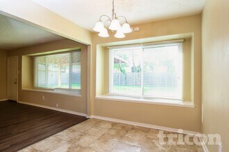 4227 Burkegate Dr in Spring, TX - Foto de edificio - Building Photo