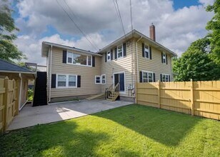 527 Peyton St, Unit Unit #2 Second Floor in Geneva, IL - Building Photo - Building Photo