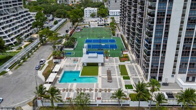 600 NE 36th St, Unit 1404 in Miami, FL - Building Photo - Building Photo
